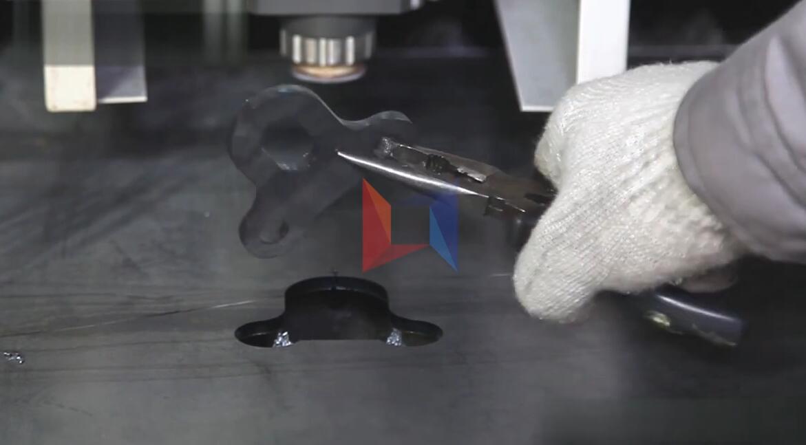 領秀激光LXF1530光纖激光切割機切割碳鋼5mm