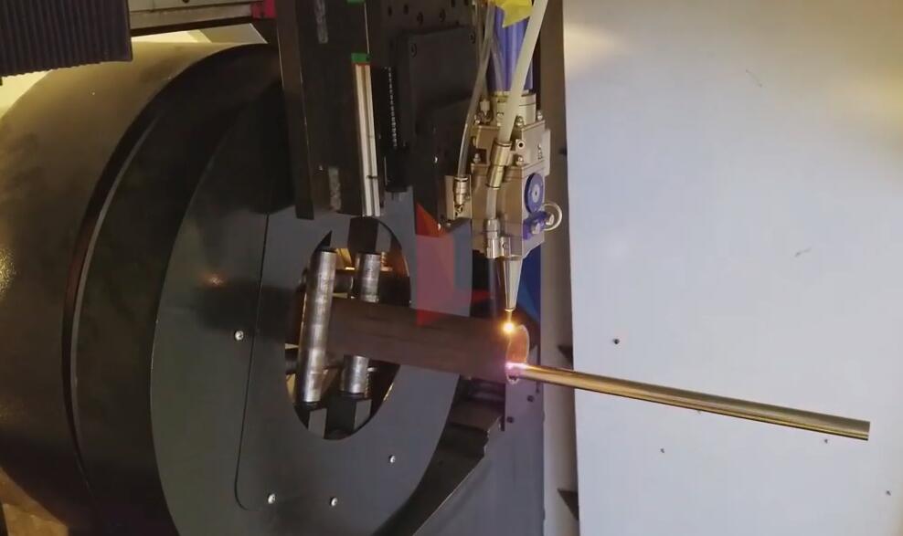 領秀激光LXF6020光纖激光切割機切割碳鋼管3mm